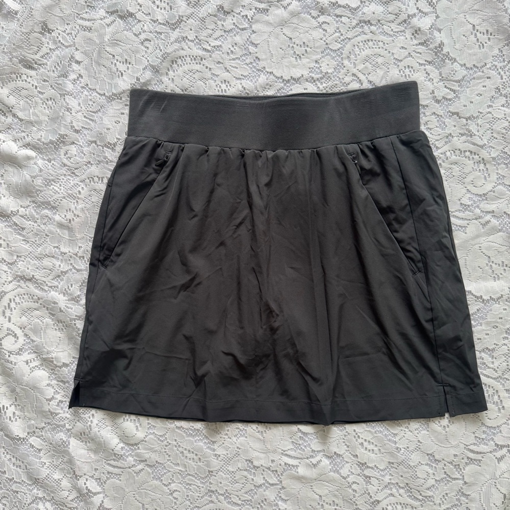 Quince Athleisure Womens Skort Size M Gray Performance Tech Athletic Zip Pockets